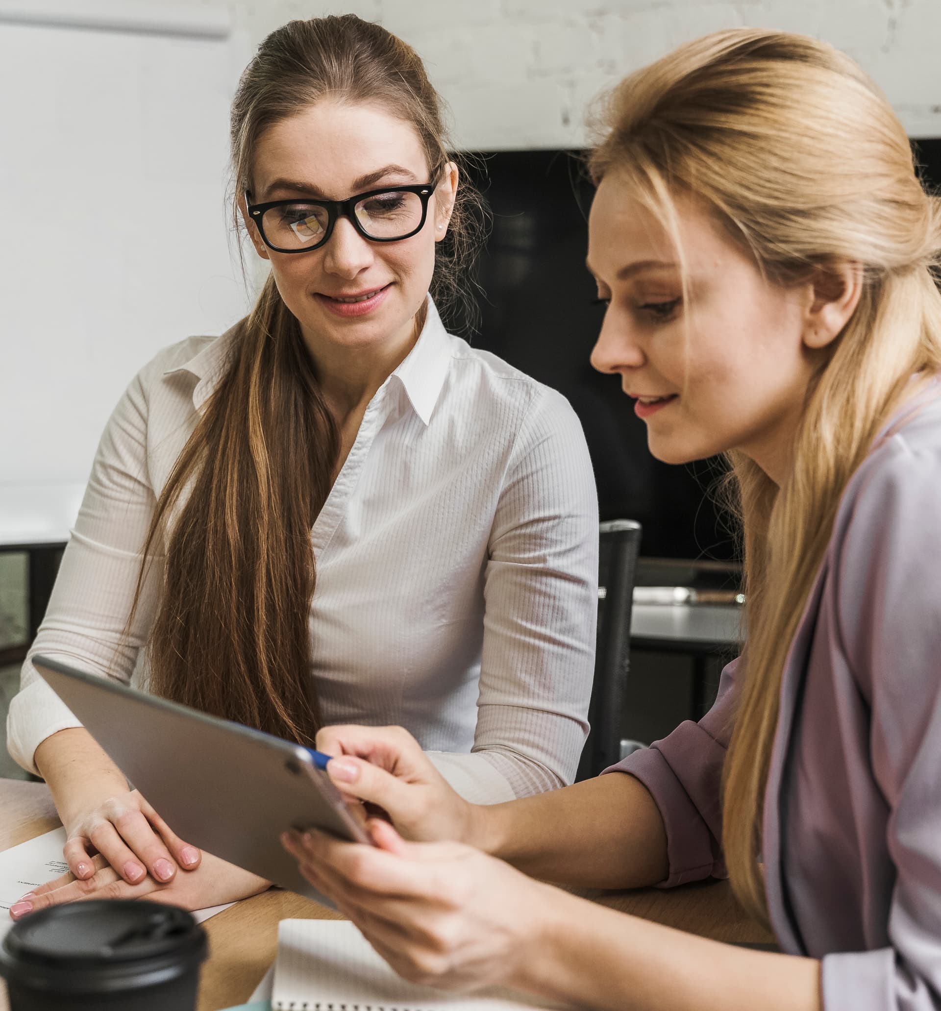 Zdjęcie przedstawia kobiety, które opracowują strategię dotyczącą inwestycji