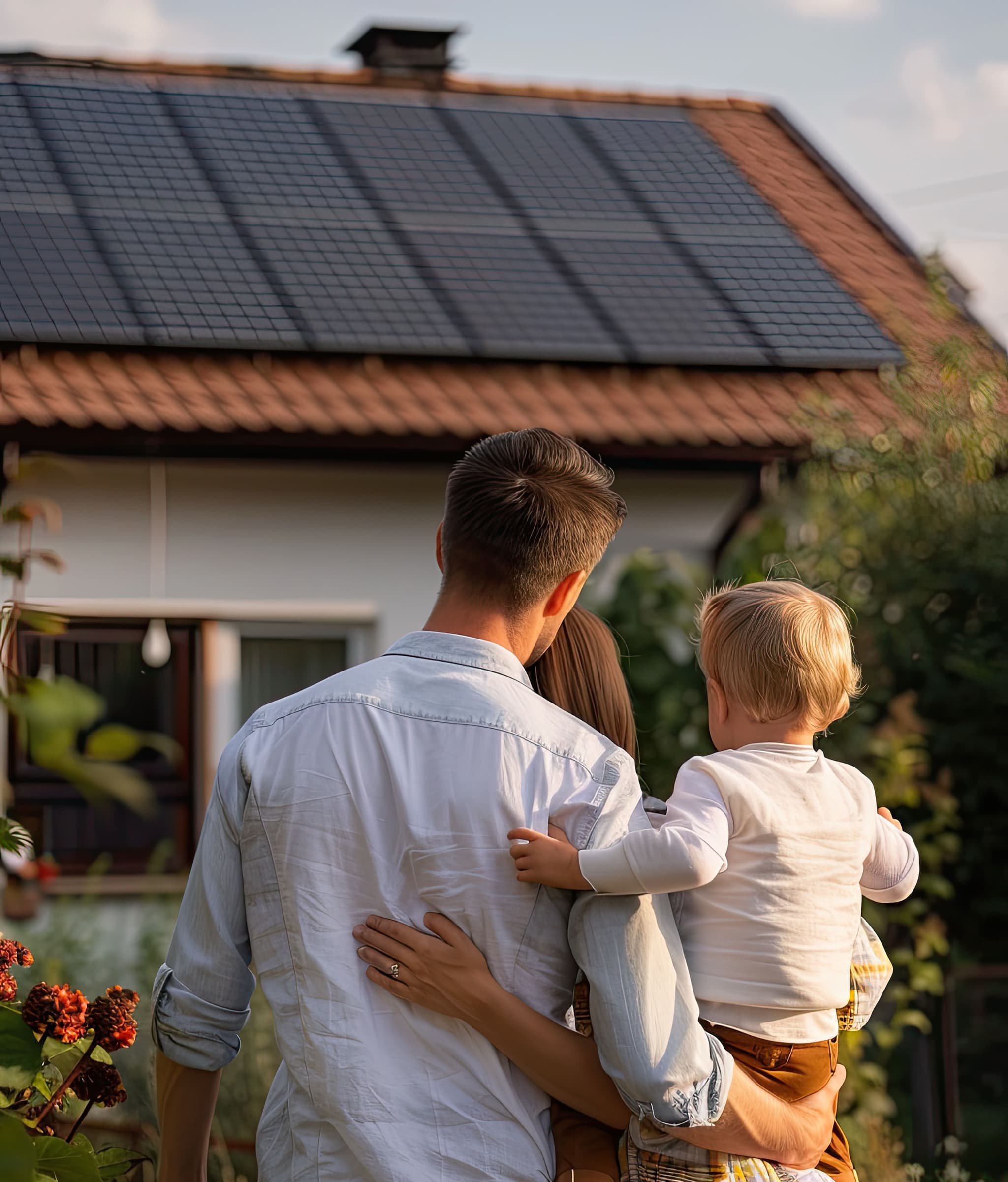 zdjęcie przedstawia rodzinę, która stoi obok domu